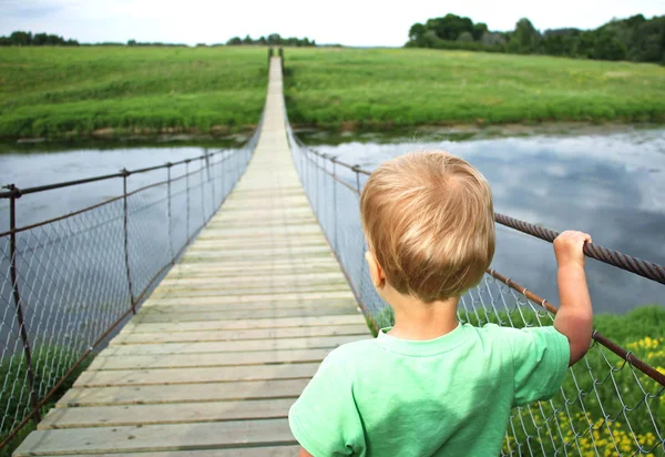 Anak Kecil Yang Lucu Jembatan Gantung Seberang Sungai Perjalanan Petualangan — Stok Foto
