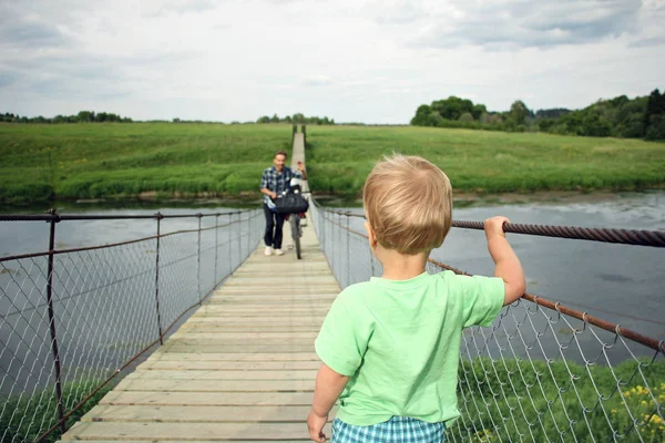 Petit Garçon Mignon Rencontre Son Père Sur Pont Suspendu Concept — Photo