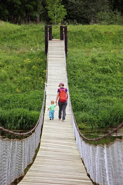 Ibu Dengan Anaknya Yang Masih Balita Berjalan Jembatan Gantung Konsep — Stok Foto