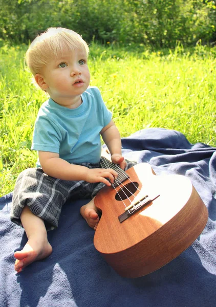 Lindo Niño Pequeño Con Ukelele Guitarra Hawaiana Aire Libre Bebé —  Fotos de Stock