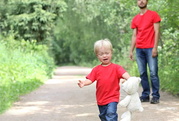 Lindo Niño Pequeño Con Oso Peluche Sus Brazos Está Llorando —  Fotos de Stock