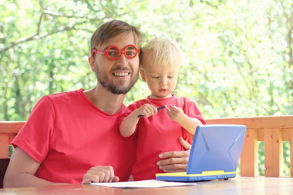 Ojciec Pomaga Jego Syn Malucha Uczą Się Pracy Laptopie Zabawka — Zdjęcie stockowe