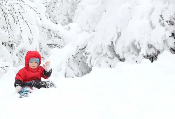 Menino Bonito Terno Inverno Sentado Grande Snowdrift Levanta Mão Saudação — Fotografia de Stock
