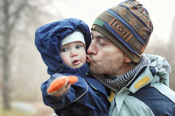 Vater Tötet Seinen Kleinen Sohn Freien Kaltes Wetter Herbst Oder — Stockfoto