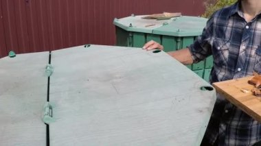 Çiftçi mutfak atıkları geri dönüşüm ve gübre bahçe kompost yığın için dışarı atma. Ağır çekim.