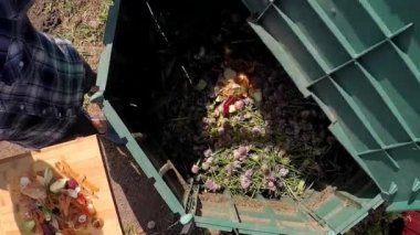 Geri dönüşüm ve gübre bahçe kompost yığın için mutfak atma çiftçinin elleri boşa. Üstten görünüm, ağır çekim.