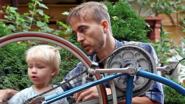 Jonge Vader Zoon Van Peuter Repareren Oude Vintage Fiets Buiten — Stockvideo