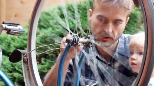 Jovem Pai Seu Filho Criança Reparar Roda Bicicleta Livre Tempo — Vídeo de Stock