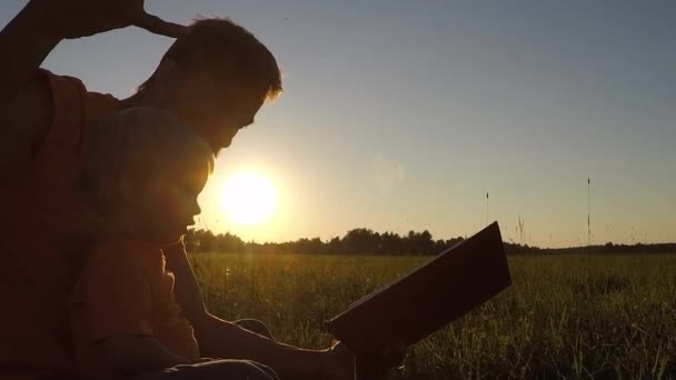 Padre Lindo Hijo Pequeño Leyeron Libro Juntos Naturaleza Atardecer Concepto — Vídeo de stock