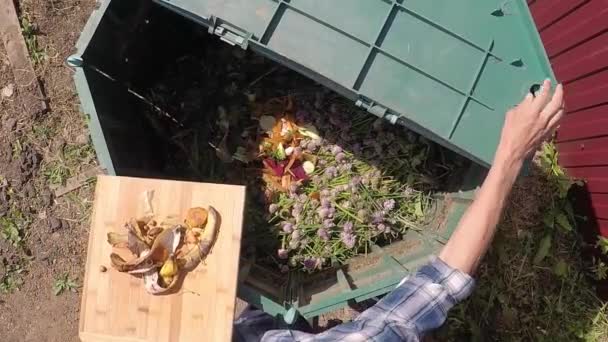 Farmer Handen Gooien Keuken Afval Naar Tuin Composthoop Voor Recycling — Stockvideo