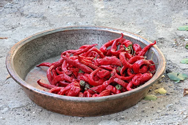 Pimientos Picantes Gran Plato Latón Vintage Rústico —  Fotos de Stock