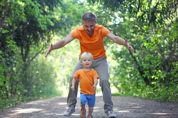 Vater Spielt Mit Seinem Kleinen Sohn Sommerpark Junge Läuft Weg — Stockfoto