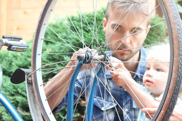 Padre Joven Hijo Pequeño Reparan Vieja Bicicleta Vintage Aire Libre — Foto de Stock