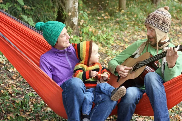 Família Feliz Rede Floresta Outono Pai Tocando Guitarra Mãe Filho — Fotografia de Stock