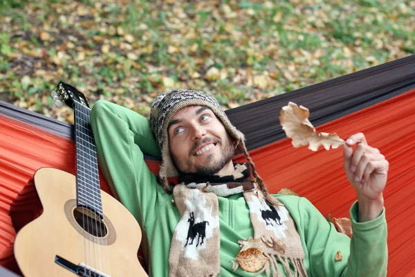 Jonge Man Met Baard Met Gitaar Ontspannen Een Hangmat Herfst — Stockfoto