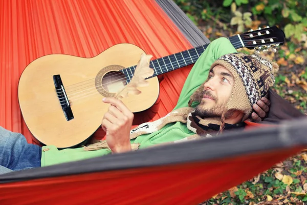 Caminhante Bonito Com Guitarra Relaxar Uma Rede Após Viagem Floresta — Fotografia de Stock