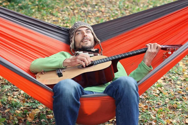 Knappe Man Wandelaar Spelen Gitaar Zittend Een Hangmat Reis Herfst — Stockfoto