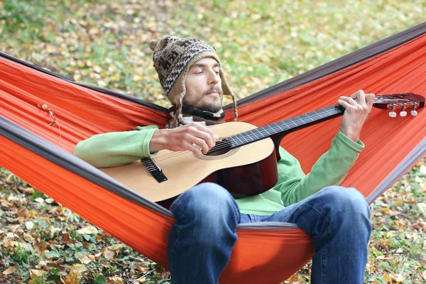 Bonito Homem Chapéu Quente Cachecol Tocar Guitarra Enquanto Sentado Uma — Fotografia de Stock