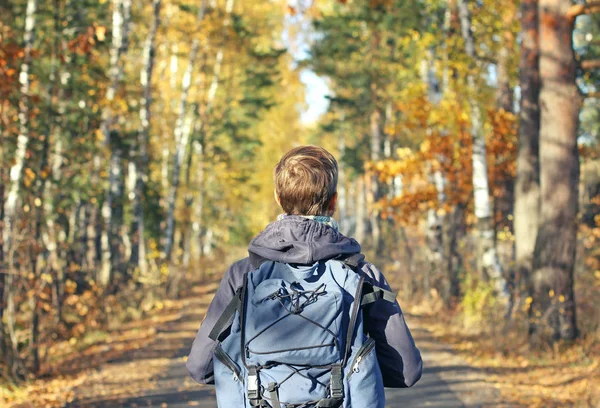 Hipster Hombre Con Mochila Caminando Parque Otoño Descubrimiento Hermosa Temporada —  Fotos de Stock