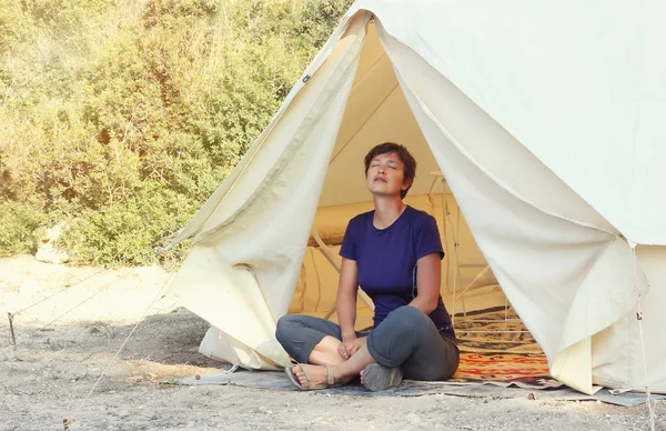 Büyüleyici Açık Hava Tatil Kadın Rahat Büyük Kamp Çadır Yakınındaki — Stok fotoğraf