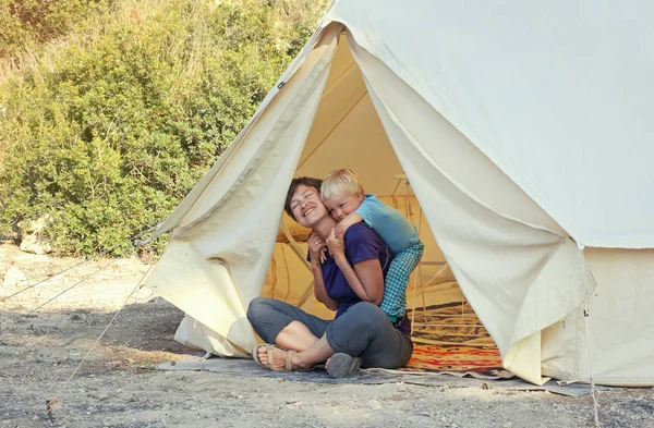 Familie Glamping Outdoor Vakantie Moeder Haar Zoon Van Peuter Zit — Stockfoto