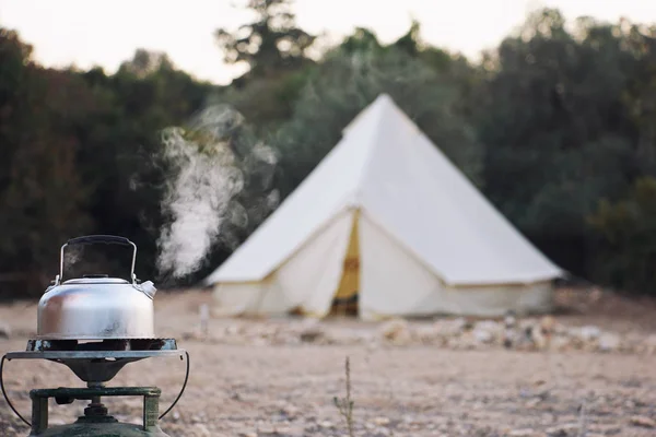 Estilo Vida Fascinante Caldeira Ferver Com Vapor Perto Grande Barraca — Fotografia de Stock