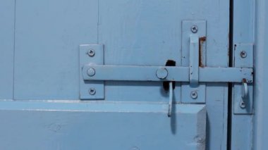 Antika metal cıvata iç ve eski ahşap kapı açılır açılır.