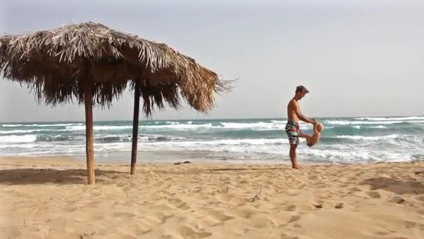 Padre Hijo Divierten Playa Cerca Gran Sombrilla Caña Papá Ayuda — Vídeo de stock