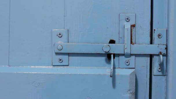 アンティークの金属ボルト開き内側古い木製のドアから開く — ストック動画