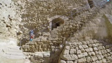 Baba ve onun yürümeye başlayan çocuk evlat yolcuları Famagusta, Venedik Othello Kalesi ortaçağ kalesi duvara merdivenlerden yukarı tırmanıyor. Kıbrıs yerlerinden.