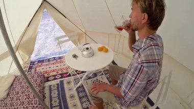 Büyüleyici açık konaklama kahvaltı. Turist erkekler kamp içinde çay içme ile rahat iç çadır. 