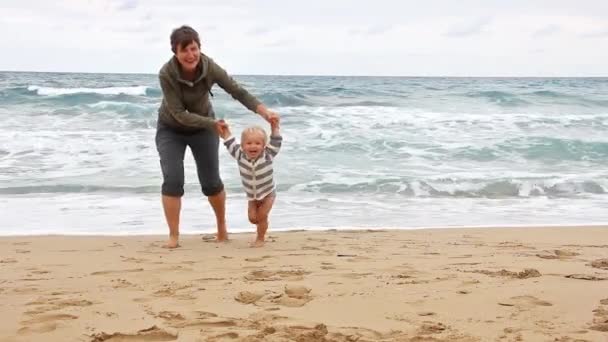 Joven Madre Contratada Corta Jugando Con Hijo Playa Mar Tormentoso — Vídeos de Stock