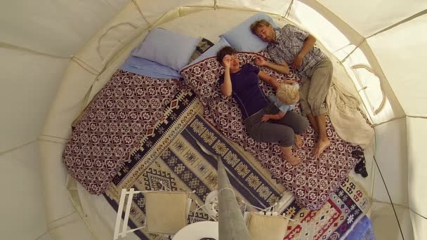 Familjen Glamping Utomhus Semester Far Mor Och Sonen Småbarn Liggande — Stockvideo