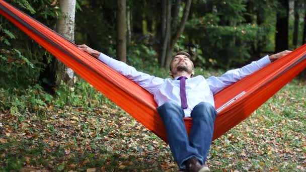 Joven Con Camisa Corbata Descansa Una Hamaca Ordenador Portátil Acostado — Vídeos de Stock