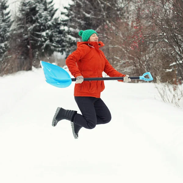 Engraçado Jovem Salto Com Neve Estrada Rural Conceito Sazonal Inverno — Fotografia de Stock