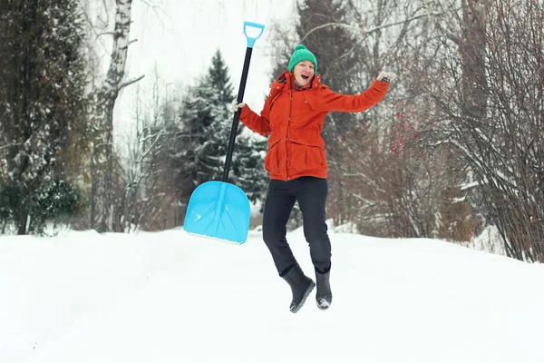 Engraçado Jovem Saltando Com Neve Estrada Rural Conceito Sazonal Inverno — Fotografia de Stock