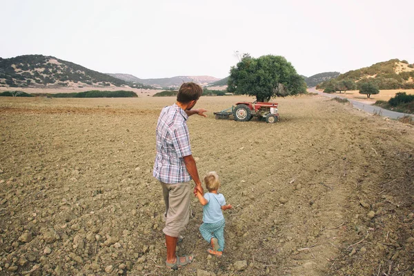 Père Montre Son Fils Tout Petit Vieux Tracteur Sur Champ — Photo