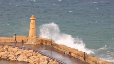 Akdeniz'de, taş bir liman şehri Girne (Girne), Kuzey Kıbrıs Türk Cumhuriyeti bir deniz feneri ile tatilinde dalgalar fırtına.