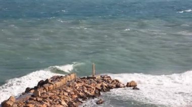 Akdeniz'de, Girne marina, iskele ve deniz feneri, Girne, Kuzey Kıbrıs Türk Cumhuriyeti dalgalar tatilinde fırtına.