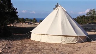 Büyüleyici kamp denize yakın. Lüks açık hava tatil için büyük kamp çadırı.