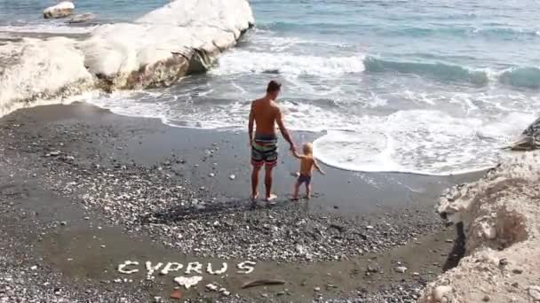 Baba Yürümeye Başlayan Çocuk Oğlu Ünlü Vali Beach Siyah Kum — Stok video