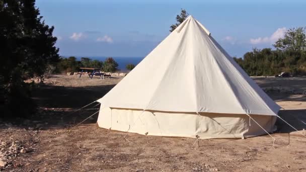 海のそばのキャンプ場 Glamping 高級屋外休暇のため大きなキャンプ テント — ストック動画