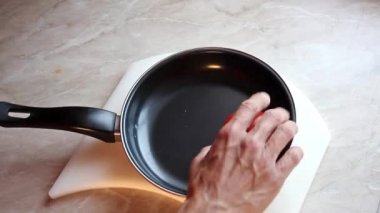 İnsan eli iki domates ve salatalık bir penis şeklinde bir tava üzerinde koymak. Erkek sağlık kavramı.