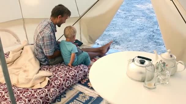 Glamping Familiare Padre Suo Figlio Minore Utilizzando Smartphone All Interno — Video Stock