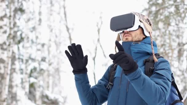 Young Verrast Bebaarde Man Gebreide Muts Warme Jas Handschoenen Met — Stockvideo