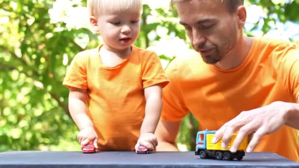 Padre Lindo Hijo Pequeño Juegan Coches Juguete Aire Libre Verano — Vídeos de Stock