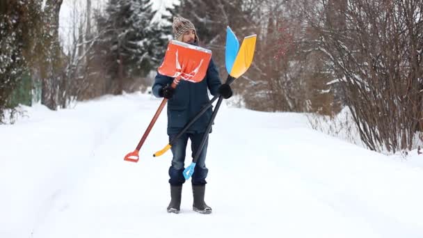 Man Casual Vinterkläder Väljer Mellan Tre Snö Skyfflar Stående Snöig — Stockvideo