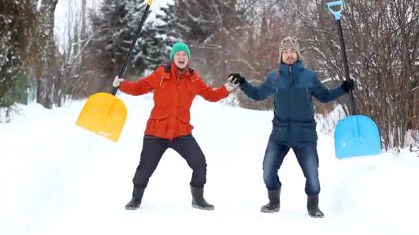 Lustiges Verrücktes Paar Mann Und Frau Freizeitkleidung Das Mit Schneeschaufeln — Stockvideo