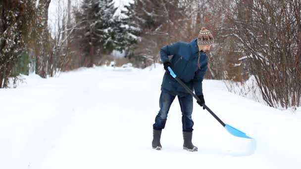 Человек Повседневной Одежде Очищает Дорогу Снежной Лопатой Убедившись Никто Видит — стоковое видео