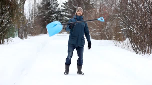 Grappige Knappe Man Casual Winterkleren Jongleert Met Een Schop Sneeuw — Stockvideo